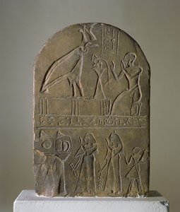Stela af gribbegudinden Nekhbet af Nekheb (moderne El-Kab) dedikeret af en præst fra Horus Behdety-templet, som er vist i det øverste register, fundet ved Edfu (kalksten)